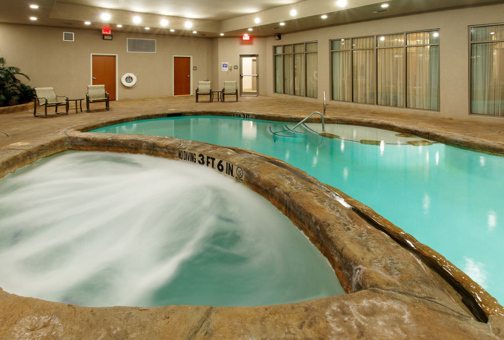 Holiday Inn Express & Suites - Dodge City By Ihg Zewnętrze zdjęcie