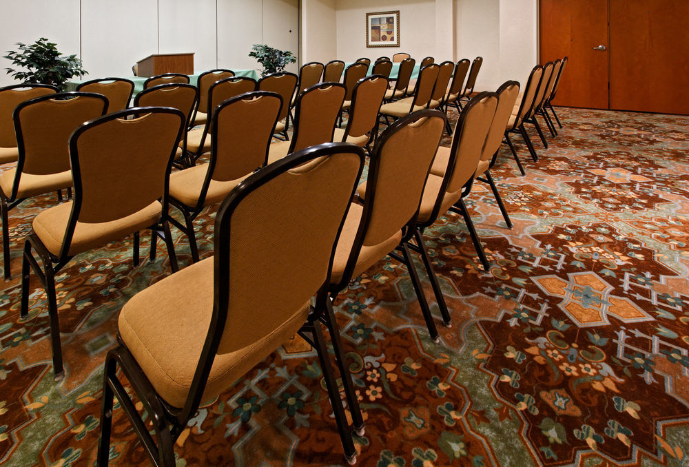 Holiday Inn Express & Suites - Dodge City By Ihg Zewnętrze zdjęcie