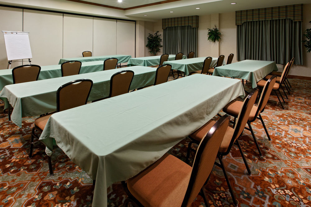 Holiday Inn Express & Suites - Dodge City By Ihg Zewnętrze zdjęcie